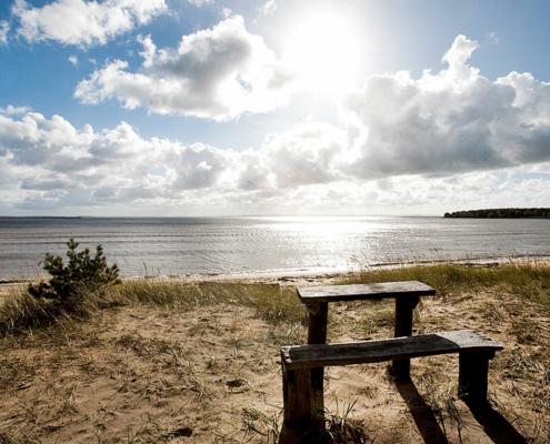 Alet en bänk på stranden