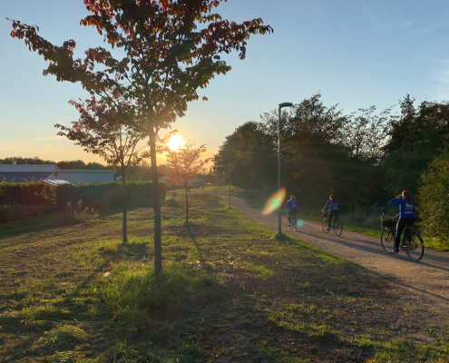 Barn som cyklar tlll träning i höstsol Sofieberg Kärleken