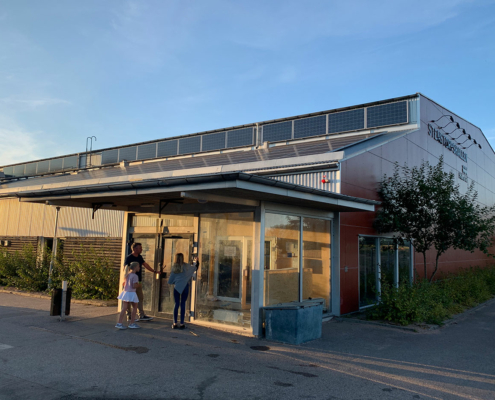 Stentorpshallen barn påväg in Sofieberg Kärleken