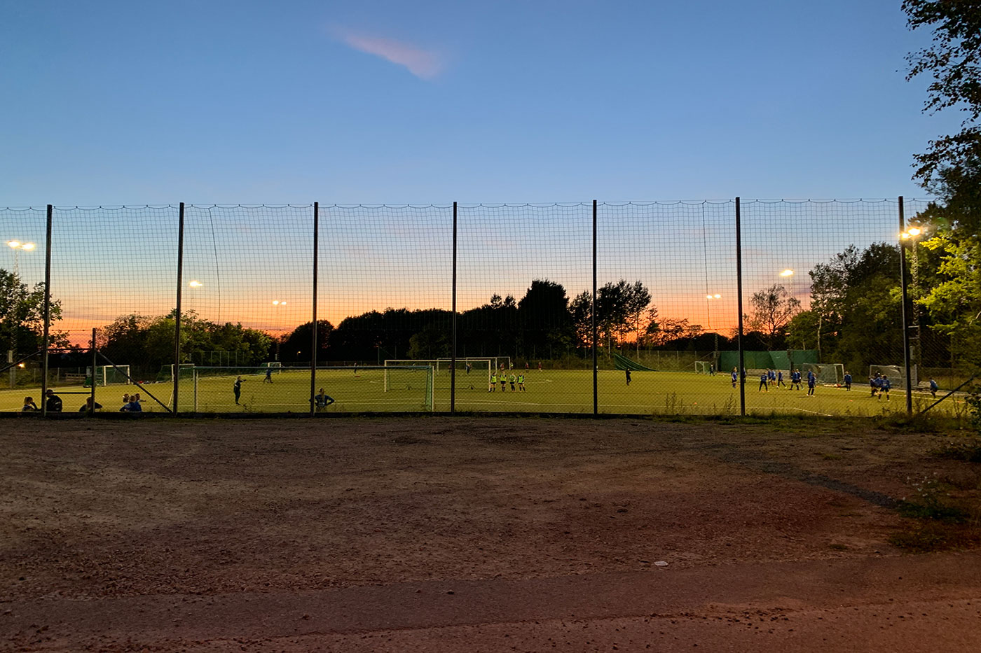 Fotbollsträning solnedgång höstkväll Kärleken Halmstad