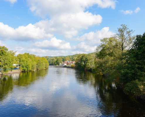 Nissan med vy mot bro i fint väder Oskarström