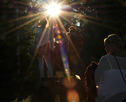 Folk i motljus en sommarkväll i Tylösand