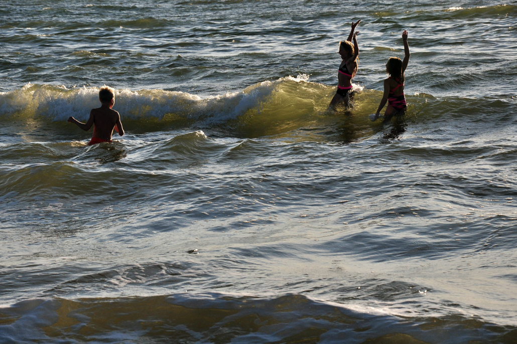 Barn som badar i vågorna Tylösand