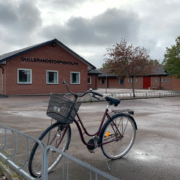 Cykel utanför skola i Gullbrandstorp