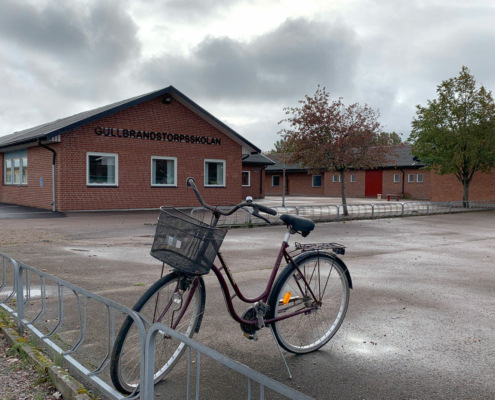 Cykel utanför skola i Gullbrandstorp
