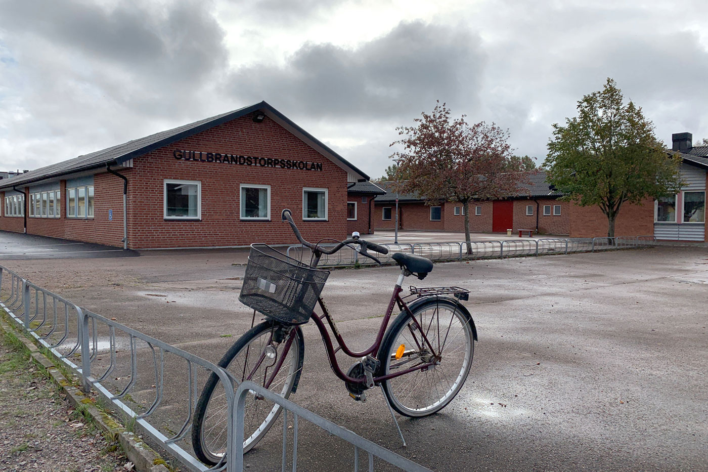 Cykel utanför skola i Gullbrandstorp