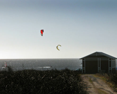 Kitesurfare mot blå himmel Särdal