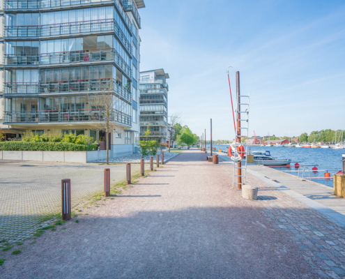 Vy längs med Nissan vid nybyggda lägenheter och båtplatser på söder Halmstad