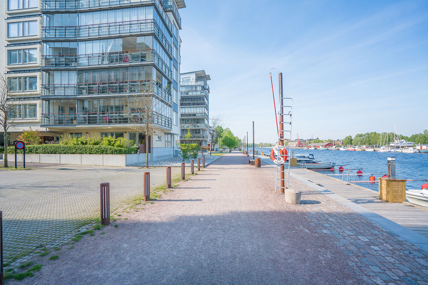 Vy längs med Nissan vid nybyggda lägenheter och båtplatser på söder Halmstad