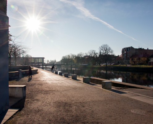 sol över nissastrand och stadsbiblioteket tidig vår
