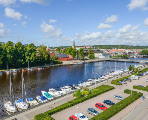 Vy över Nissan med båthamn mot slottet och slottsbron Halmstad