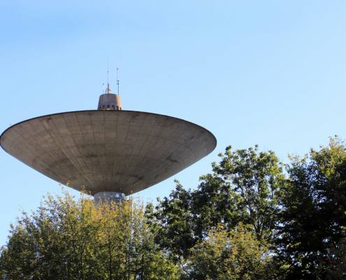 Pålsbo vattentorn mot en blå himmel