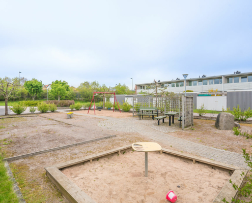 Sandlåda på lekplats Knebildstorp