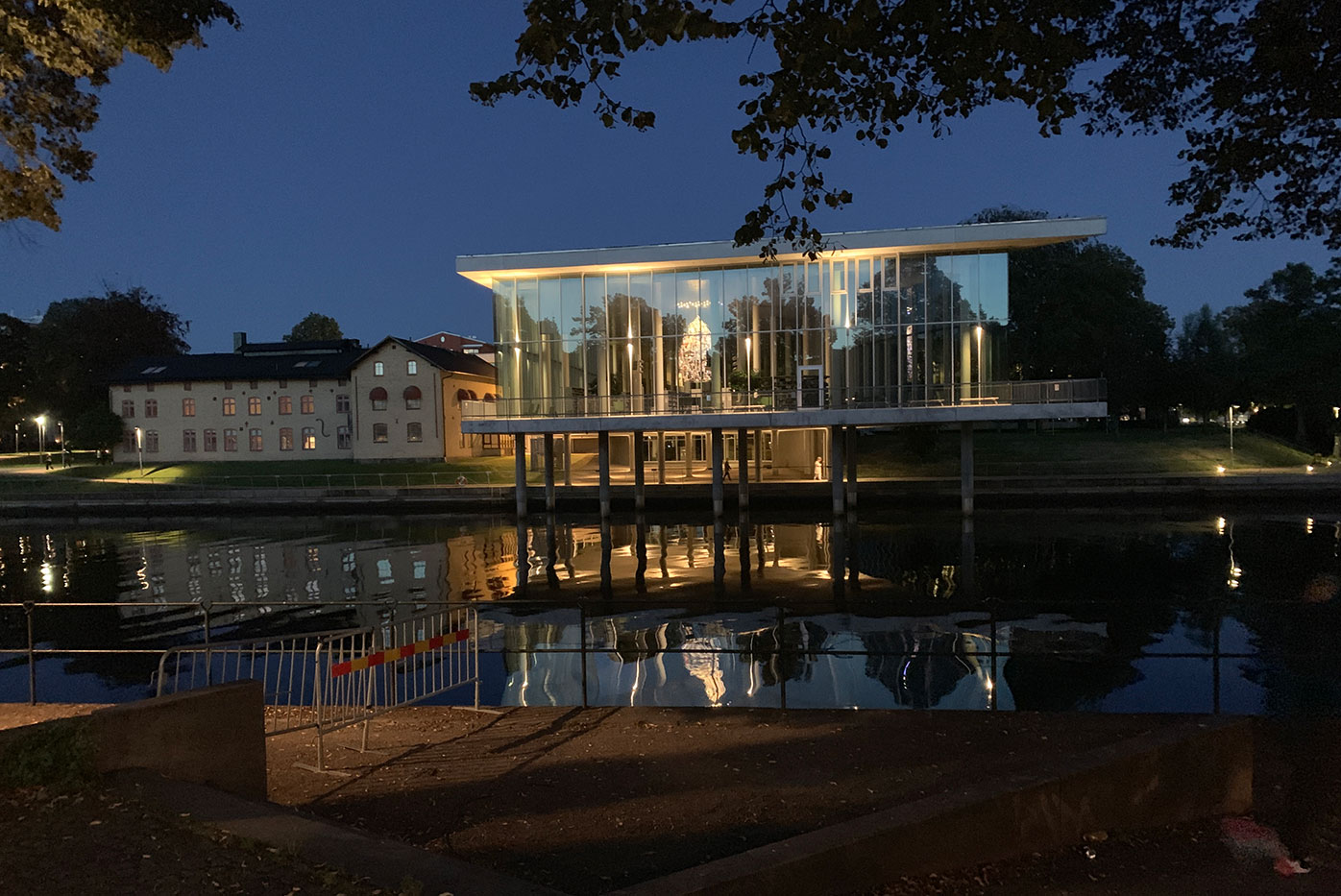 Stadsbiblioteket vid Nissan by night centrum Halmstad