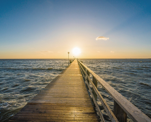 Brygga i havet i solnedgång Skrea Strand Falkenberg