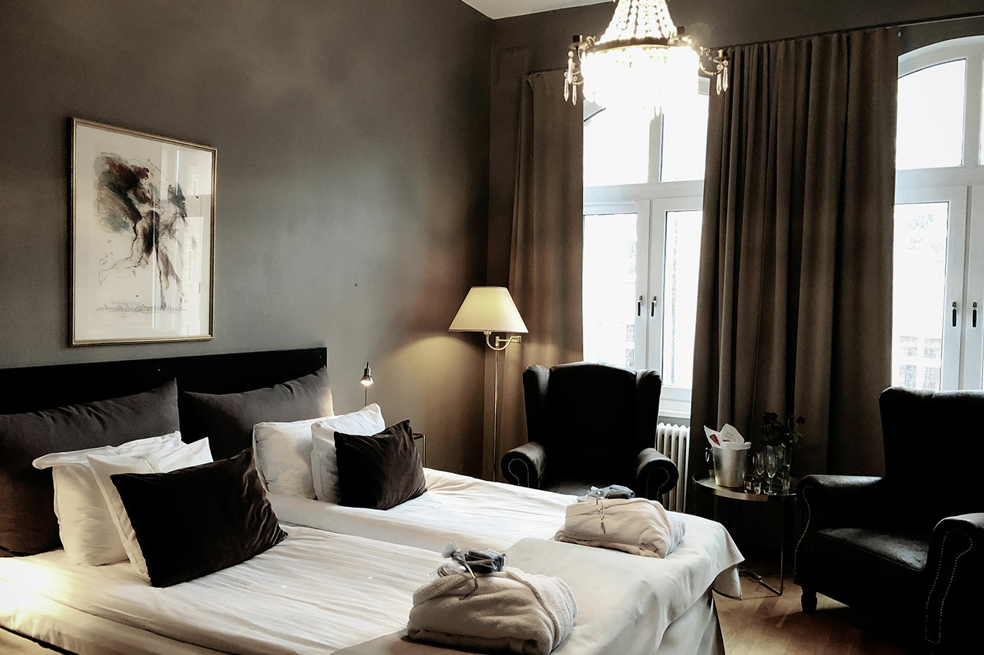 Sovrum med hotellkänsla. Bädda fint inspiration. Hotellgardin