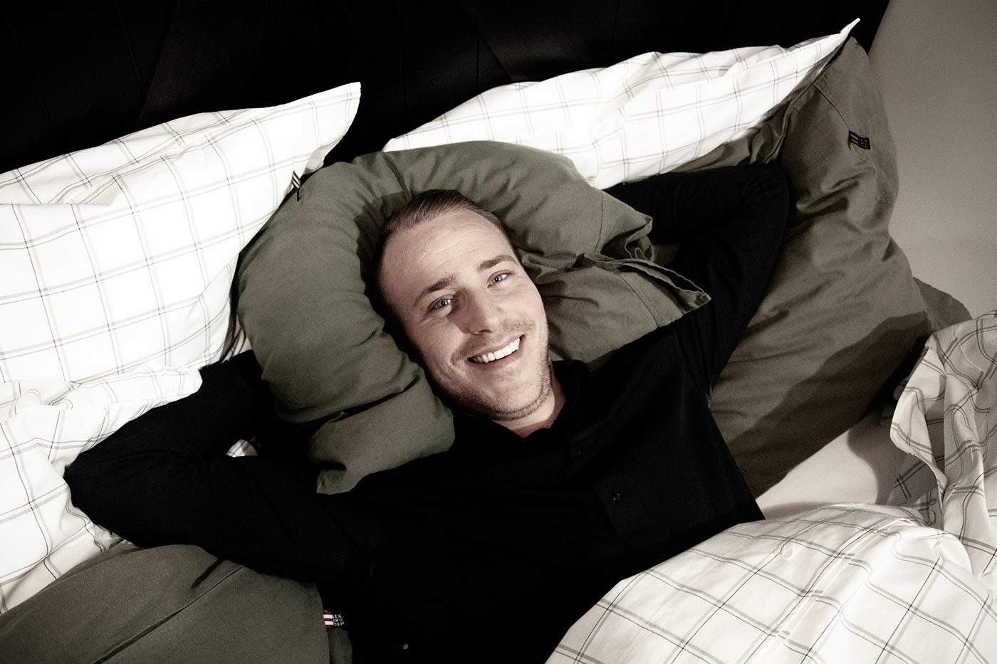 Kristoffer Uvenkrans i sängen på Care of Beds i Halmstad