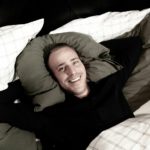 Kristoffer Uvenkrans i sängen på Care of Beds i Halmstad