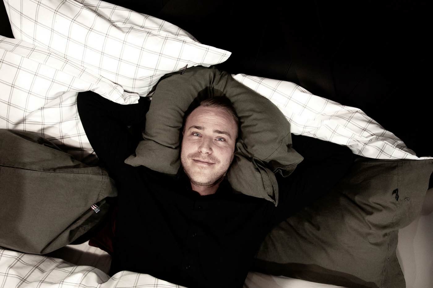 Kristoffer Uvenkrans i sängen på Care of Beds i Halmstad