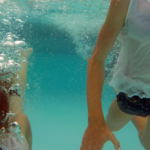 Bad i pool, simmande flickor under ytan Brottet smultronställen i Halmstad