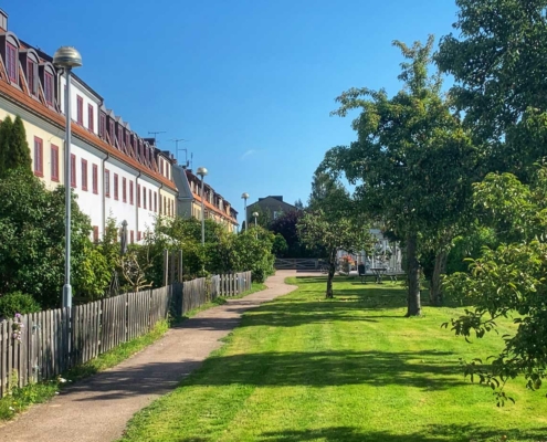 Gångväg utmed staket vid husrad