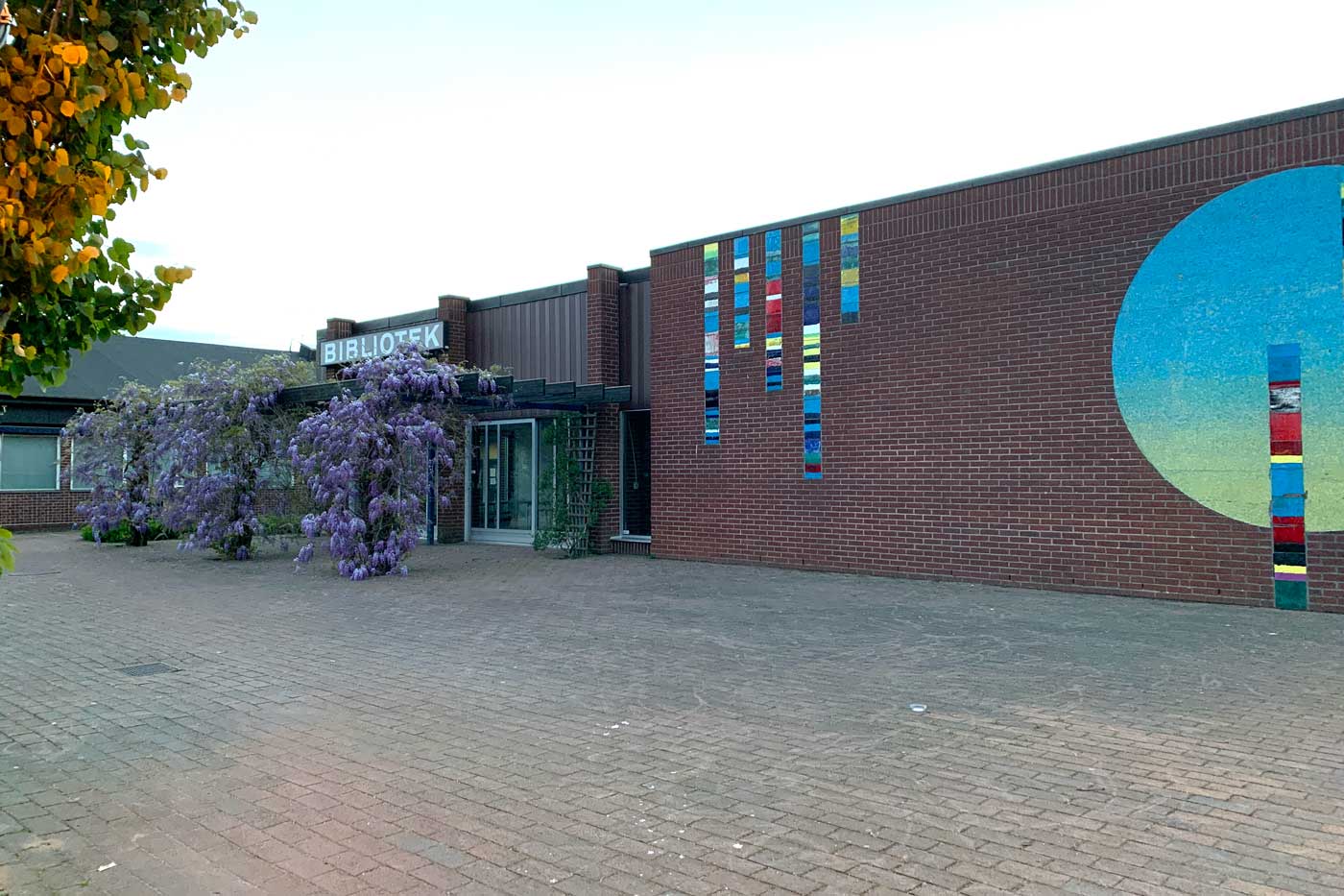 Biblioteksbyggnad entré